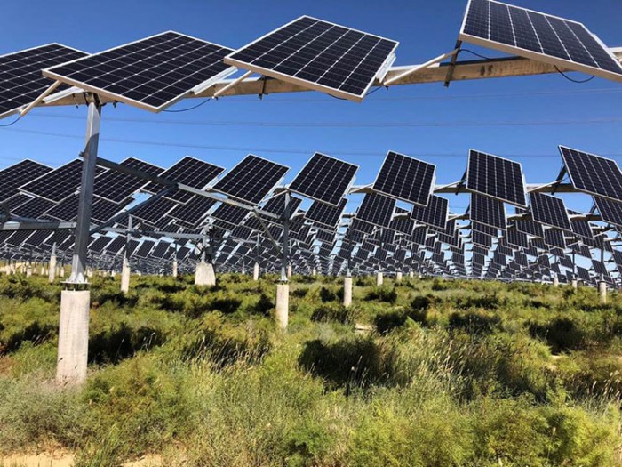 44d0262e932a7d6d317d5cc34108f795_The-Largest-Agricultural-Light-Complementary-Photovoltaic-Power-Generation-Program-in-Ningxia-China-01-700x525.jpg